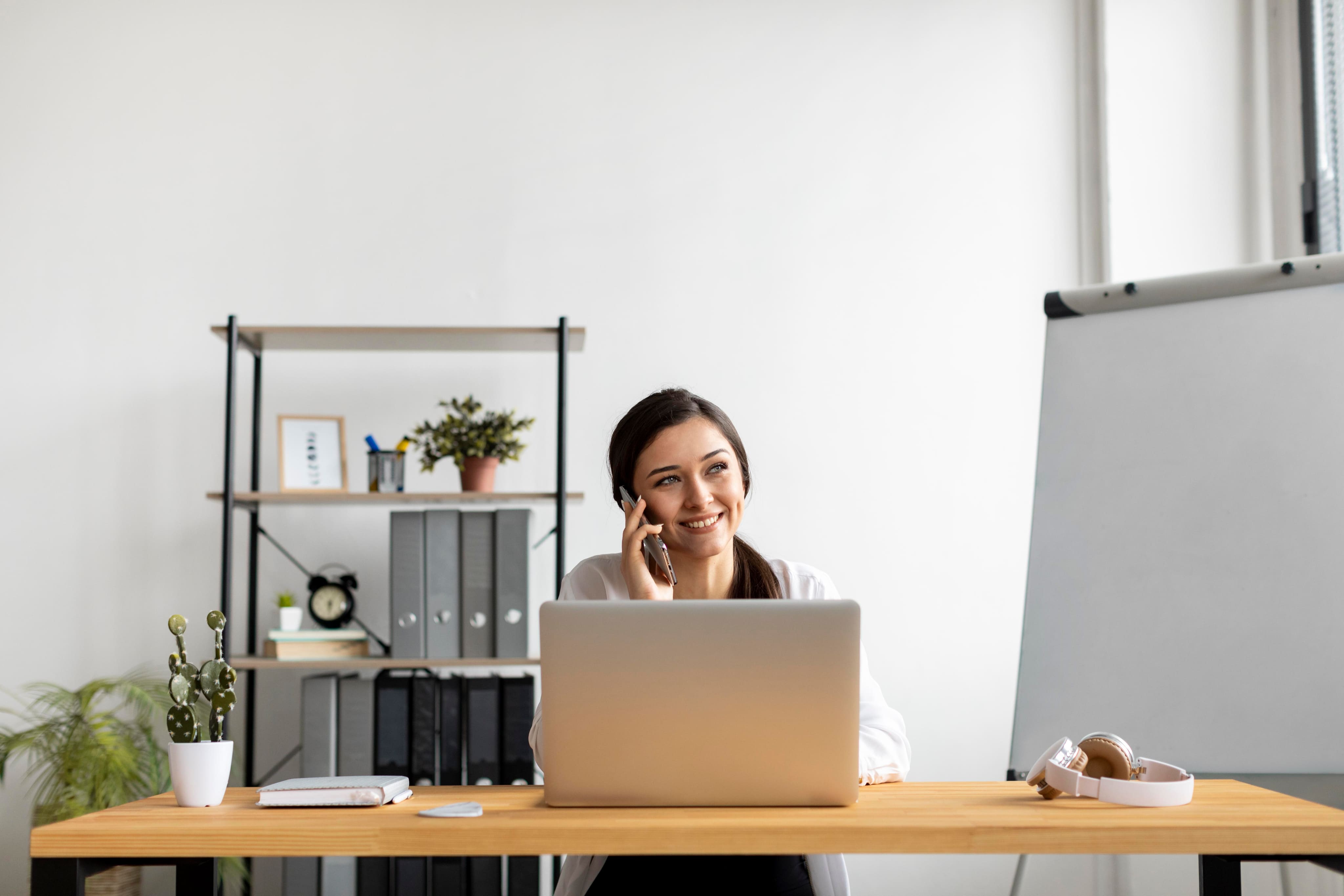 Mujer trabajando con laptop