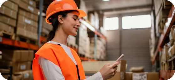 Mujer haciendo inventario